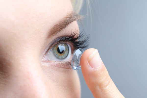 suhe oči in kontaktne leče so tesno povezane pri ženski, ki si daje leče