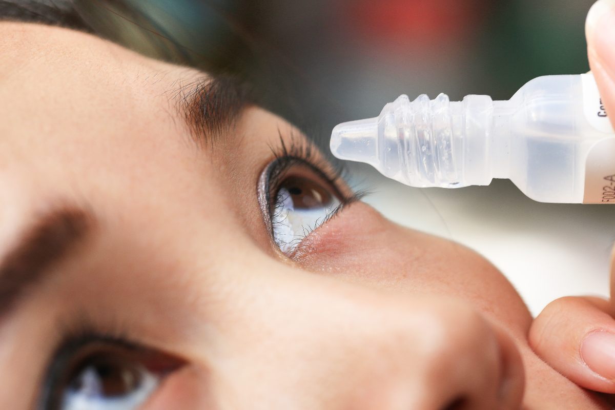 pregled zaradi suhih oči: predlagali vam bodo kapljica za oči za lajšanje simptomov