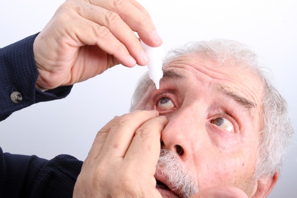 med zapleti pri operaciji sive mrene so tudi suhe oči, proti katerim pomagajo kapljice